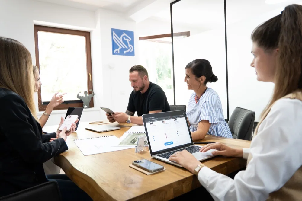 Strategische Kampagnenabstimmung im Againstmedia Team