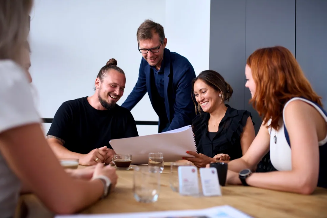 Againstmedia Team bei einer gemeinsamen Projektbesprechung