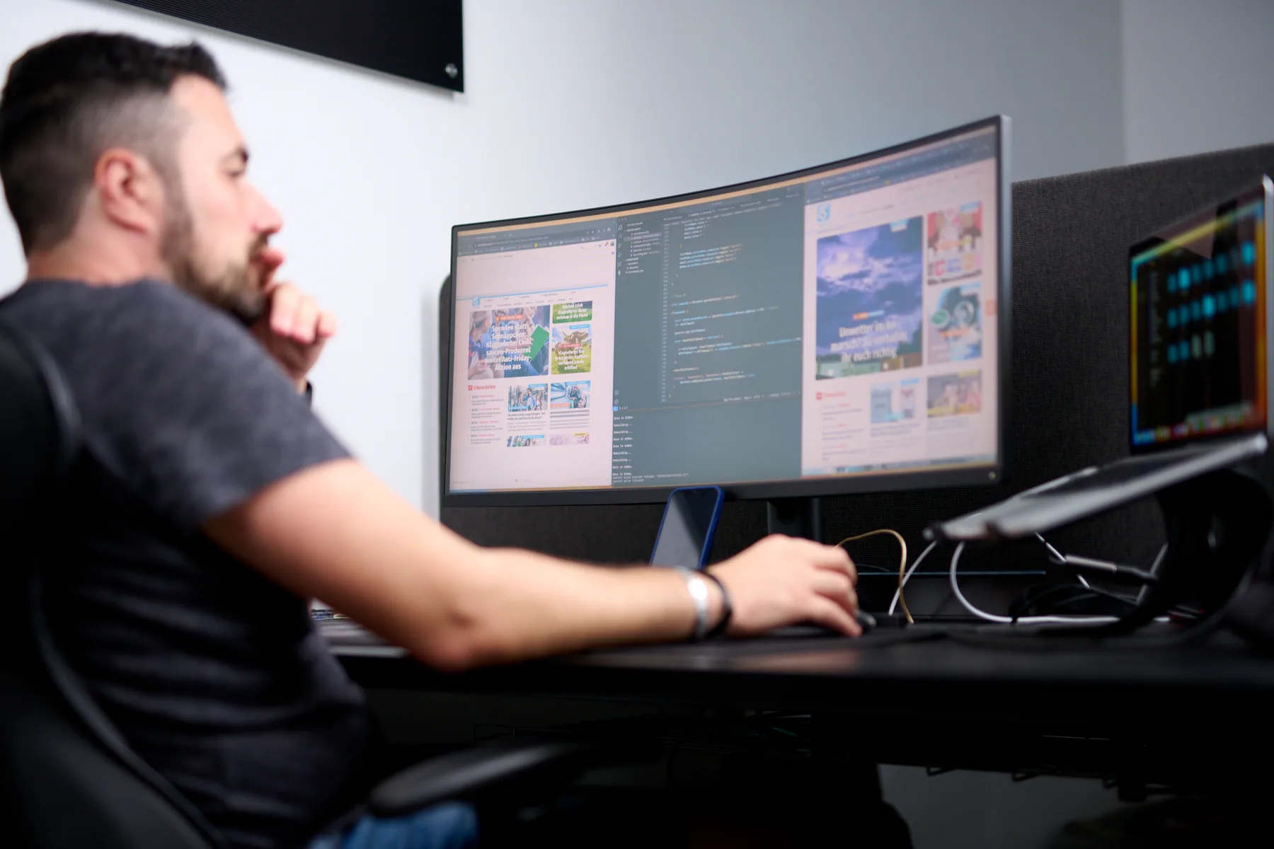 Webentwickler am Arbeitsplatz im Againstmedia Büro