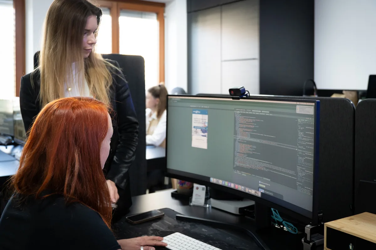 Abstimmung zur Website-Entwicklung im Againstmedia Büro in Velden
