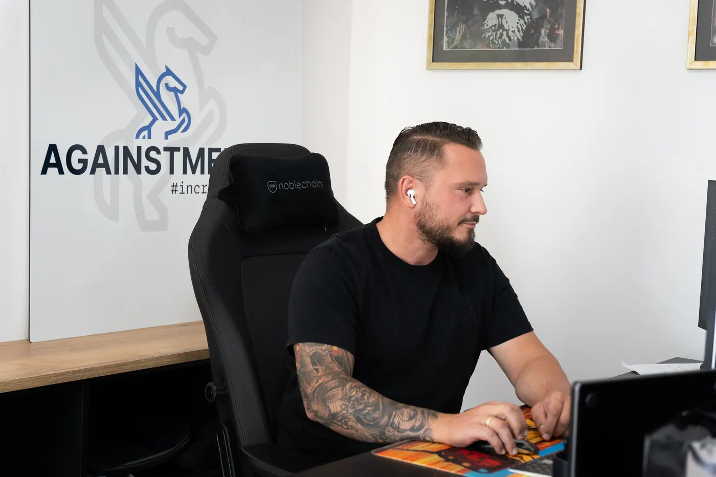 Christoph Karner bei der Arbeit an einem Kundenprojekt im Againstmedia Büro in Velden