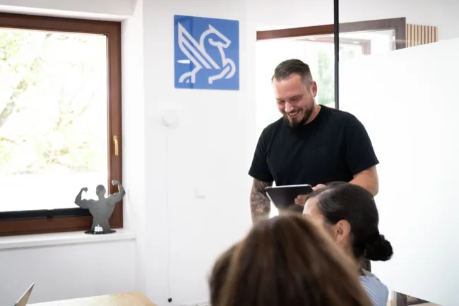 Christoph Karner bei einer strategischen Teambesprechung
