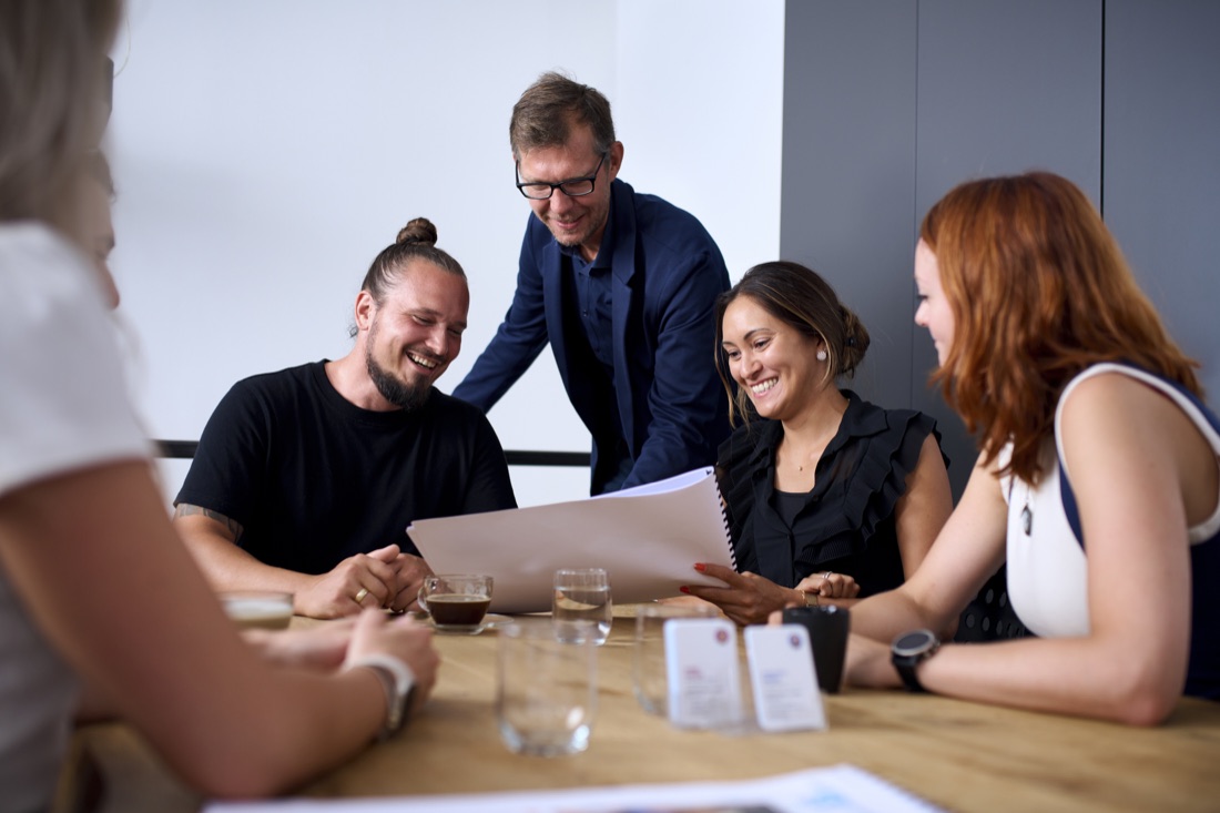 Team von Againstmedia bei einer Projektbesprechung in Velden